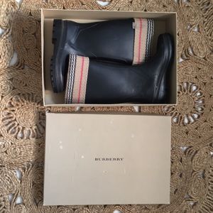 Burberry rain boots size 8 with box